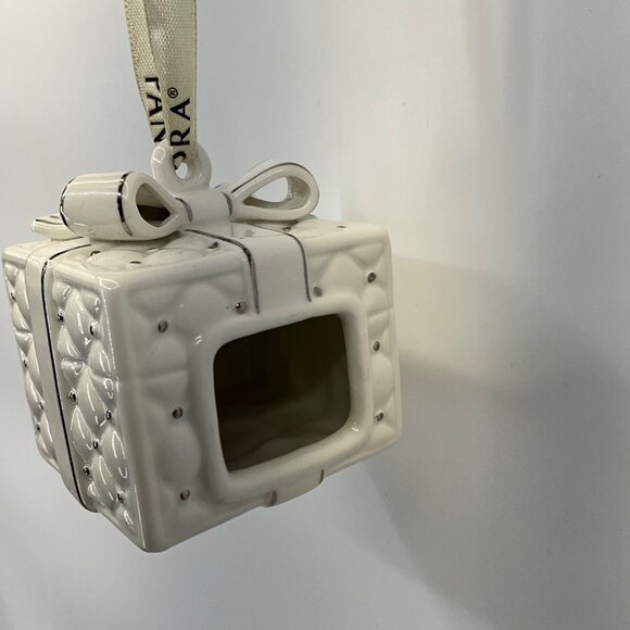 Pandora White Ceramic Gift Box Ornament 2016 - Picture 3 of 7